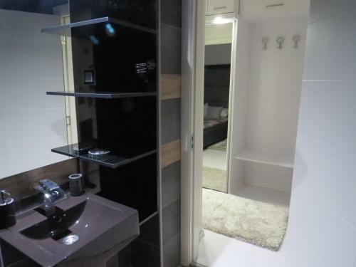 Grey apartment - image 10