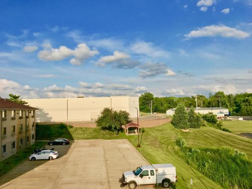 Quincy Inn & Suites - image 3