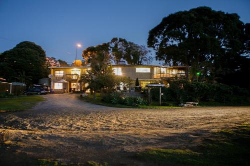 Driftwood Beachfront Accommodation, Cable Bay, Owhetu