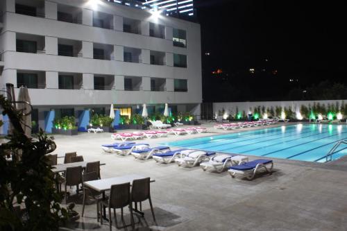 Le Six Hotel And Resort in Batroun