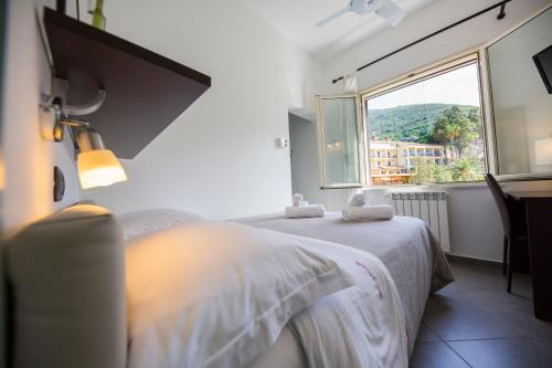 Queen Room with Garden View image 3