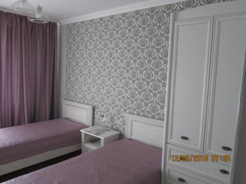 2 twin beds