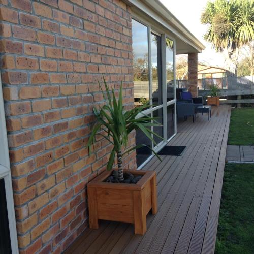 Darfield Bel Air right on the main street in ดาร์ฟิลด์