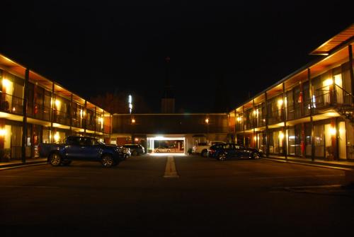 Commodore Motor Inn