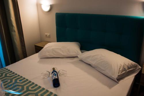 1 queen bed, 2 twin beds