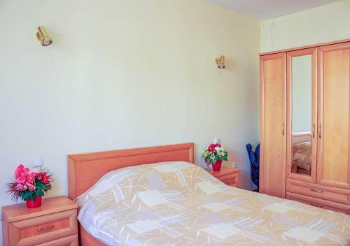 One-Bedroom Apartment with Balcony - Yasen str. Building 1 image 8