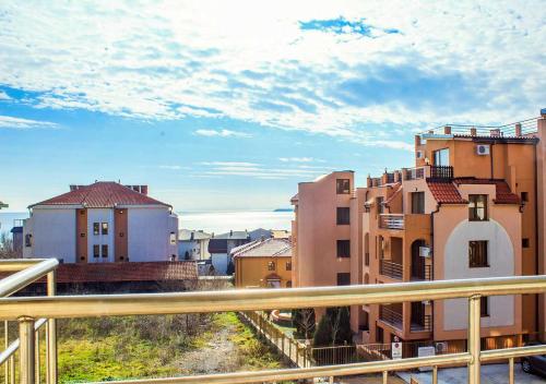 One-Bedroom Apartment with Balcony - Yasen str. Building 1 image 7