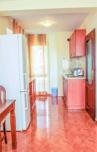 One-Bedroom Apartment with Balcony - Yasen str. Building 1 image 4