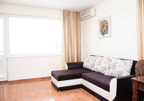 One-Bedroom Apartment with Balcony - Yasen str. Building 1 image 9