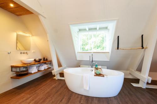 Fürdőszoba, B&B Landgoed De Grote Beek in Kronehoef