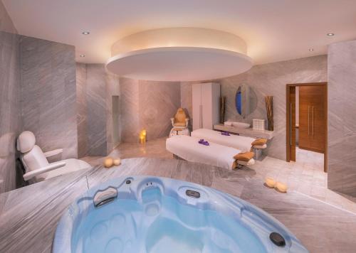 Hot tub, The Retreat Palm Dubai - MGallery in Palm Jumeirah