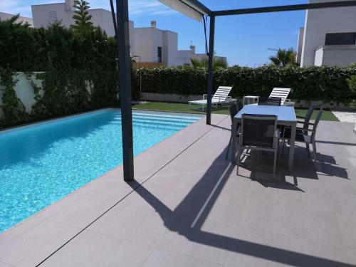 MINIMALISTA LUXUS VILLA SAJÁT MEDENCÉVEL gîte à louer Torrevieja