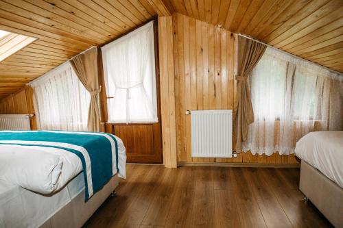 2 bedrooms, 11 beds