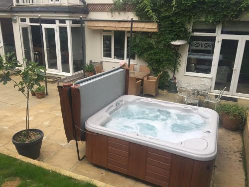 Wimbledon Tennis House with Hot Tub; 4 minute walk