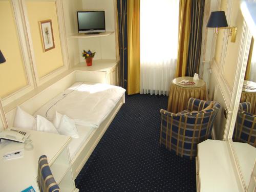 Hotel Coellner Hof Stop at Hotel Coellner Hof to discover the wonders of Cologne. The property features a wide range of facilities to make your stay a pleasant experience. 24-hour front desk, express check-in/check-out,