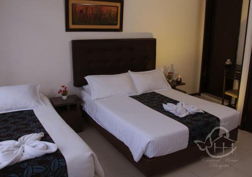 1 double bed, 1 twin bed