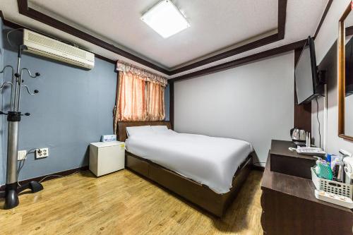 Keumkang Motel Ideally located in the Jung-gu area, Keumkang Motel promises a relaxing and wonderful visit. Offering a variety of facilities and services, the property provides all you need for a good nights sleep.