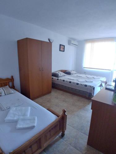 Triple Room with Balcony image 2