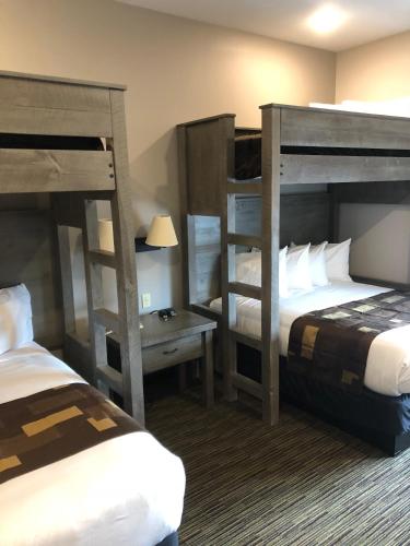 2 queen beds, 2 twin beds