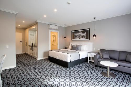 CH Boutique Hotel Ideally located in the prime touristic area of Tamworth, CH on Peel Boutique Hotel promises a relaxing and wonderful visit. The hotel offers a high standard of service and amenities to suit the indivi