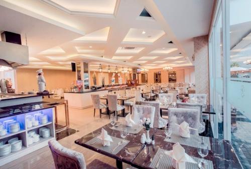 Ресторан, Savero Hotel Depok in Беджи