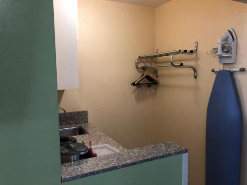 Kitchen, Encore Motel in Marina Del Rey