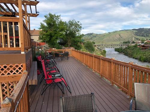 Yellowstone Riverside Cottages