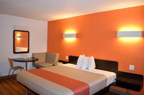 Motel 6 - Newest - Ultra Sparkling Approved - Chiropractor Approved Beds - New Elevator - Robotic Massages - New 2023 Amenities - New Rooms - New Flat Screen TVs - All American Staff - Walk to Longhorn Steakhouse and Ruby Tuesday - Book Today and SAVE