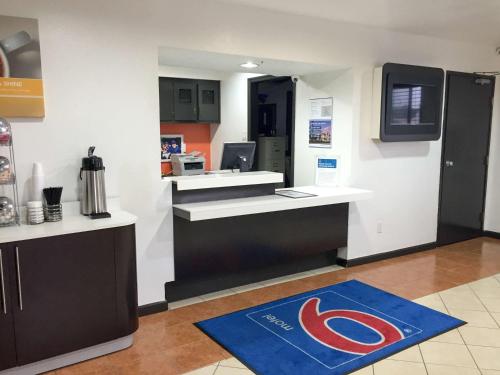 Motel 6 - Newest - Ultra Sparkling Approved - Chiropractor Approved Beds - New Elevator - Robotic Massages - New 2023 Amenities - New Rooms - New Flat Screen TVs - All American Staff - Walk to Longhorn Steakhouse and Ruby Tuesday - Book Today and SAVE