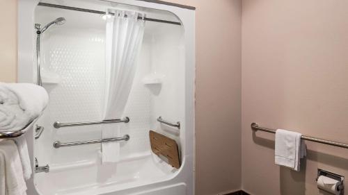 Queen Suite with Bath Tub - Mobility Accessible