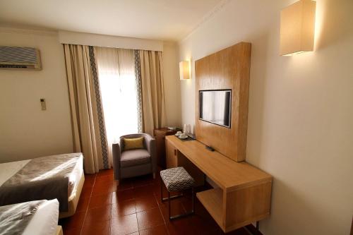 Standard Twin Room image 10