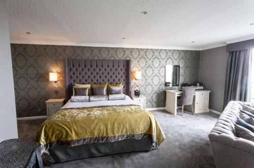 Glendower Hotel, BW Signature Collection Room Type - Deluxe Queen Room with Two Single Beds and View