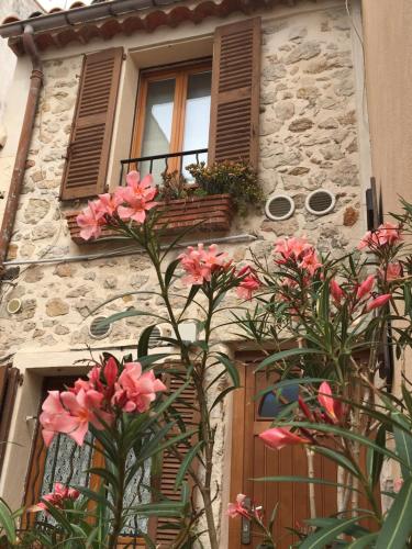 B&B Antibes - Vieille Ville 2 - La Petite Maison à Safranier, 2 bedrooms, max 4 adults and 2 kids - Bed and Breakfast Antibes