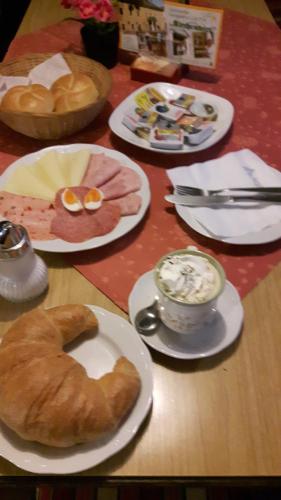 Neues Gästehaus und Hotel-Pension zum Gmoana in Sankt Valentin