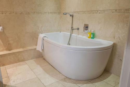 Baie, Four Seasons Hotel in Monaghan