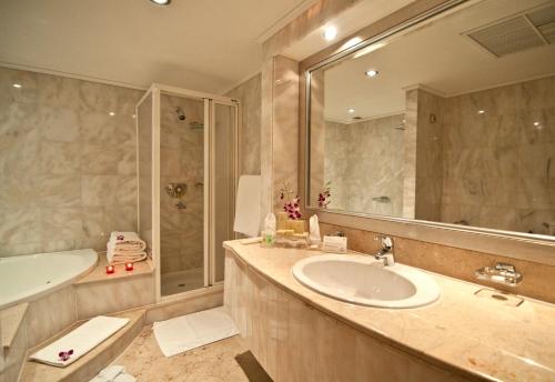 Ванная комната, Danat Al Ain Resort in Аль Айн
