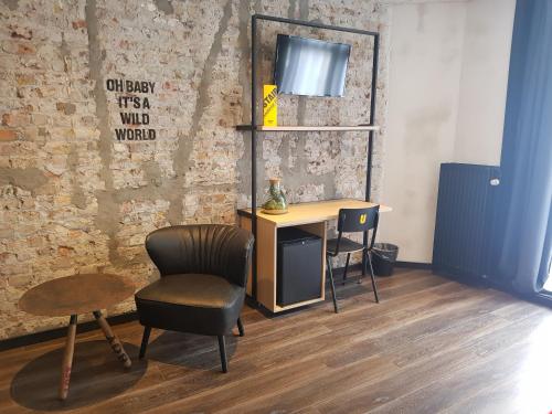 Upstairs Hotel - image 14