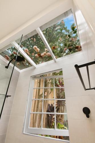 Luxury Designer Paddington Cottage + FREE WIFI - image 6