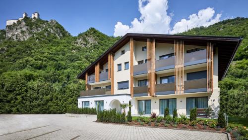 Residence Laitacherhof - Modern eingerichtete Apartments in der Nähe vom Zentrum von Klausen mit Aussenpool und Sauna