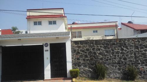 Casa privada para descanso, se renta para 8 personas completa Y tambien por habitacion con baño privado para 2 o 4 personas compartiendo areas comunes · Cuernavaca