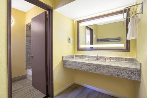 Days Inn by Wyndham Airport - Phoenix - image 4