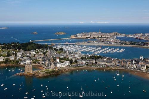 Logement entier Saint Malo vue mer, proche FERRY, commerces et plage Solidor 50 m