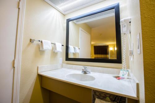 Relax Inn and Suites Kuttawa - image 10