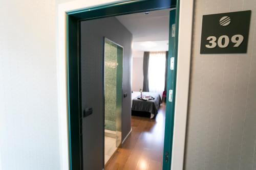 Classic Double or Twin Room image 8