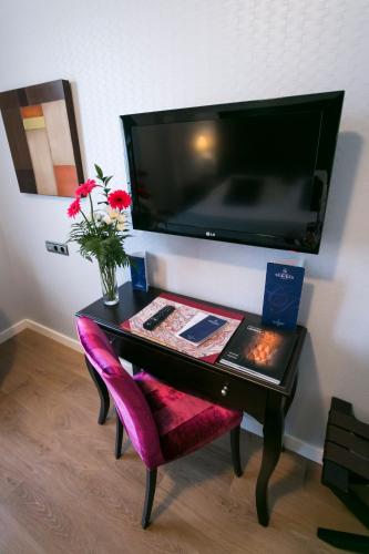 Classic Double or Twin Room image 7