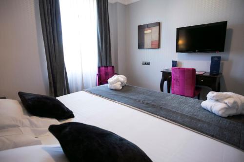 Classic Double or Twin Room image 6