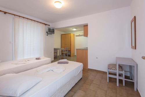 Kardamena Holiday Apartments Located in Kardamaina, Kardamena Holiday Apartments is a perfect starting point from which to explore Kos Island. The property features a wide range of facilities to make your stay a pleasant experien