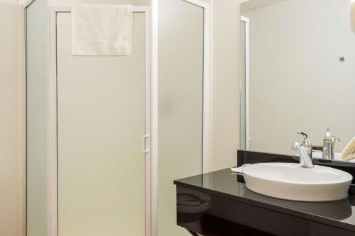 Motel 6-Mojave, CA Ideally located in the prime touristic area of Mojave, Motel 6 Mojave promises a relaxing and wonderful visit. The hotel offers a wide range of amenities and perks to ensure you have a great time. To 