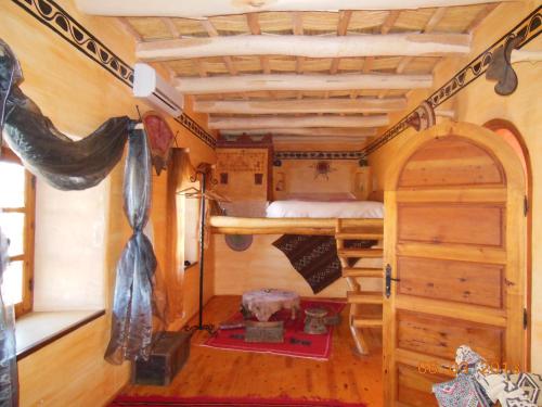 1 queen bed, 1 twin bed