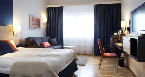 1 king bed, 1 sofa bed